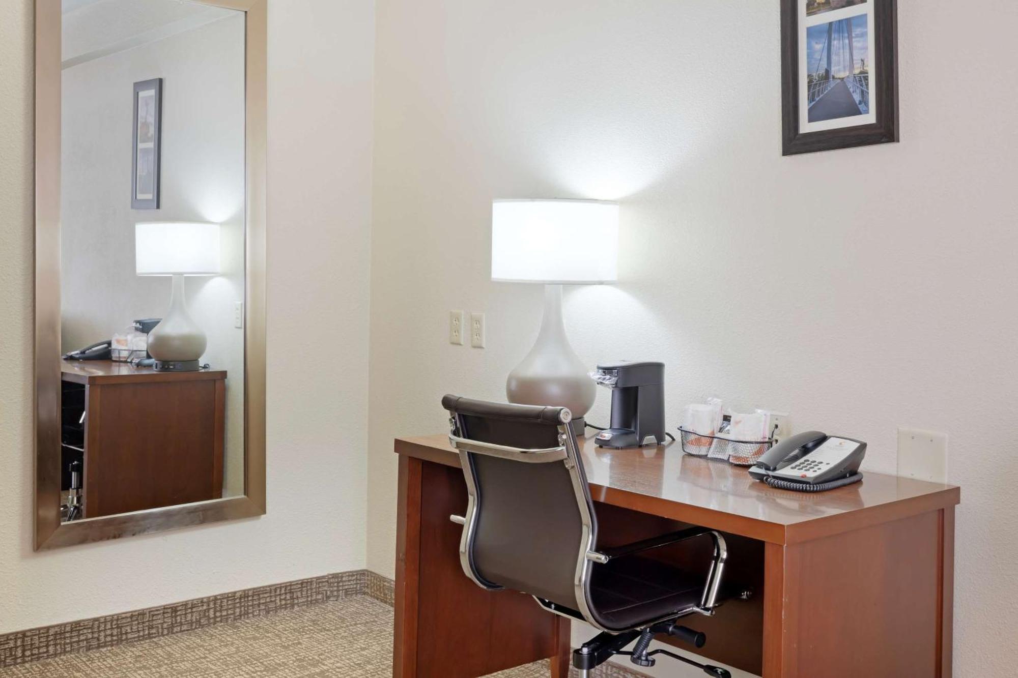 Comfort Inn & Suites Wichita Zewnętrze zdjęcie